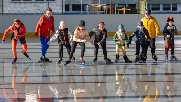 Helin Kuus (vasakult), Märt Kuus, Mari Ott, Sandra Raudsepp, Adeele Tinno, Sumi Samuel, Siim Torp, Paul Lillmaa, Johan Lillmaa 13. märtsil hooaja viimases jäätrennis Vastseliina uisuväljakul. Jääl olev vesi võttis küll kiirust maha, kuid treening said edukalt peetud. Foto: AIGAR NAGEL